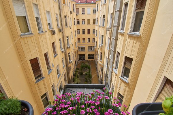 V. kerület, Október 6. utca - Eladó tégla lakás