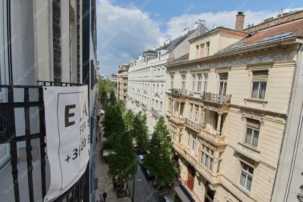 V. kerület, Október 6. utca - Eladó tégla lakás